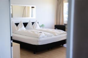 Letto o letti in una camera di Seeblick Höhenhotel