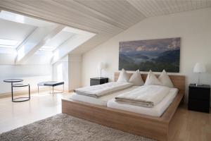 Letto o letti in una camera di Seeblick Höhenhotel