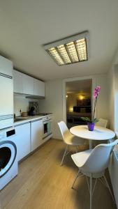 een keuken met een tafel en stoelen in een keuken bij Elite Residence in Timişoara