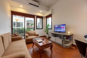TV a/nebo společenská místnost v ubytování Oriental Palace Apartments Hanoi