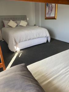 Voodi või voodid majutusasutuse Tūīs Place toas