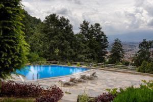 Bazén v ubytování Holiday Inn Resort Kathmandu Budhanilkantha by IHG nebo v jeho okolí