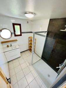 une salle de bain avec douche et lavabo dans l'établissement Vacation home in Etaples - near to Le Touquet, à Étaples