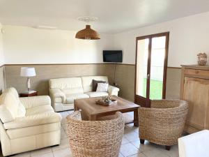 un salon avec un canapé, des chaises et une table dans l'établissement Vacation home in Etaples - near to Le Touquet, à Étaples