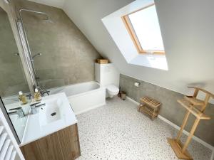 une salle de bain avec un lavabo, une douche et des toilettes dans l'établissement Vacation home in Etaples - near to Le Touquet, à Étaples