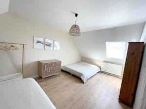 - une petite chambre avec un lit et une petite table dans l'établissement Vacation home in Etaples - near to Le Touquet, à Étaples