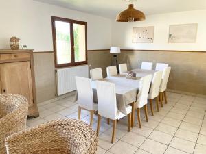 une salle à manger avec une table et des chaises blanches dans l'établissement Vacation home in Etaples - near to Le Touquet, à Étaples 8 autres photos