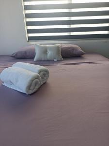 Una cama con dos toallas encima en Playas de Tijuana, en Tijuana 47 fotos más