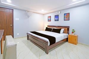 a bedroom with a large bed in a room at Super Townhouse QUALIA ELITE S R NAGAR in Hyderabad