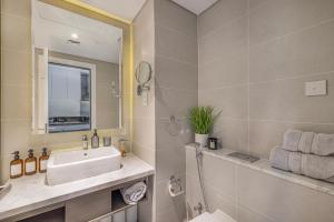 Livin' Holidays - Luxury studio with Bay viewにあるバスルーム
