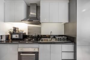 Livin' Holidays - Luxury studio with Bay viewにあるキッチンまたは簡易キッチン