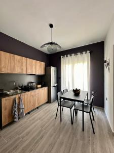 een keuken en eetkamer met een tafel en stoelen bij DownTown Apartments in Rhodos-stad