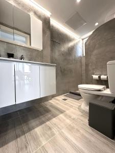 een badkamer met toilet en wastafel bij DownTown Apartments in Rhodos-stad