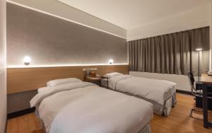 Postel nebo postele na pokoji v ubytování New World Hotel