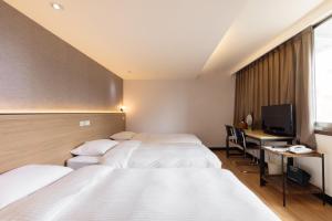 Postel nebo postele na pokoji v ubytování New World Hotel