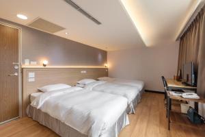 Postel nebo postele na pokoji v ubytování New World Hotel