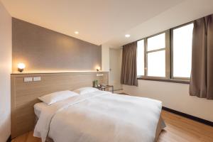 Postel nebo postele na pokoji v ubytování New World Hotel