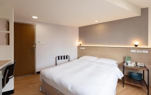 Postel nebo postele na pokoji v ubytování New World Hotel