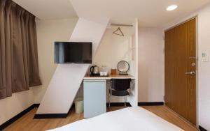 TV a/nebo společenská místnost v ubytování New World Hotel