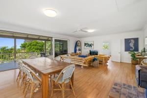 una sala de estar con una mesa y sillas en Classic Beach House on Surfside - Pet Friendly, en Pottsville