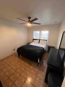 Ένα ή περισσότερα κρεβάτια σε δωμάτιο στο Affordable Quiet Private 1st Floor Inglewood 1BR and 1BA