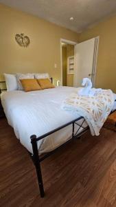 Rúm í herbergi á Cozy 2BR sleeps 6 near ECU Stadium and Hospital