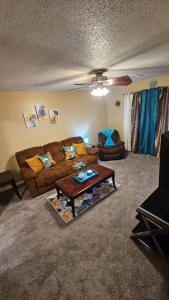 Setusvæði á Cozy 2BR sleeps 6 near ECU Stadium and Hospital