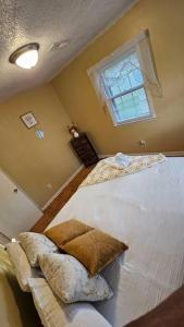 Rúm í herbergi á Cozy 2BR sleeps 6 near ECU Stadium and Hospital
