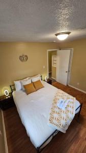 Rúm í herbergi á Cozy 2BR sleeps 6 near ECU Stadium and Hospital