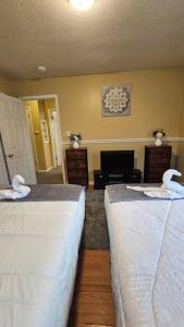 Rúm í herbergi á Cozy 2BR sleeps 6 near ECU Stadium and Hospital