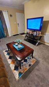 Sjónvarps- og/eða afþreyingartæki á Cozy 2BR sleeps 6 near ECU Stadium and Hospital