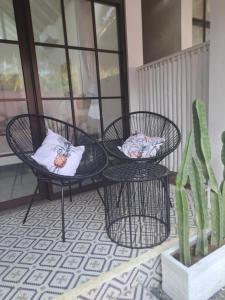 Un lugar para sentarse en Coco Colada Bungalows