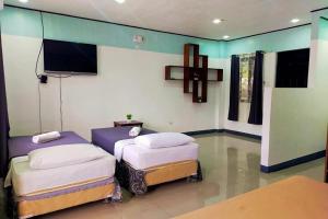 Postel nebo postele na pokoji v ubytování EC Hotel near Laoag Airport