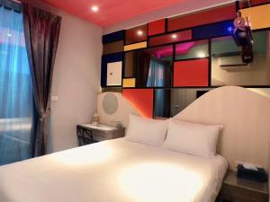 A bed or beds in a room at 陽光空氣水海景電梯民宿 Sunshine Air Water Sea View Homestay