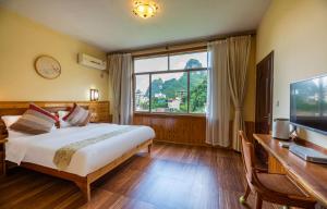 Postel nebo postele na pokoji v ubytování Snow Lion Riverside Resort + 37 fotografií
