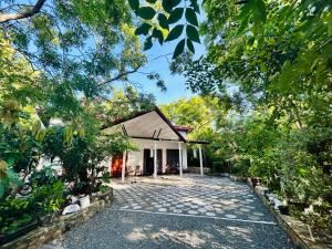 una vista exterior de una casa con jardín en Neem safari lodge Yala, en Tissamaharama