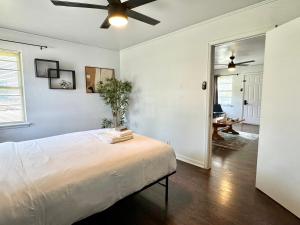 a bedroom with a bed and a ceiling fan at 1BR Apt 7 mins Integris Children's Laundry in Oklahoma City