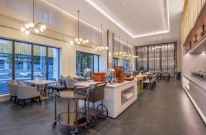 成都天府雯源酒店(简阳市政府旭海广场店)餐廳或用餐的地方