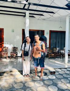 Ein Mann und eine Frau stehen in einem Zimmer in der Unterkunft Neem safari lodge Yala in Tissamaharama