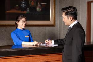 Členové personálu v ubytování Oriental Palace Apartments Hanoi + 35 fotografií