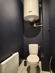 baño con aseo blanco y calentador en Appartement proche gare avec garage, en Rouen 13 fotos más