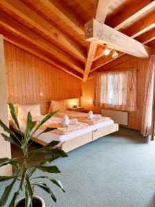 Ένα ή περισσότερα κρεβάτια σε δωμάτιο στο Hotel Wildbach Brienz
