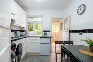 Una cocina o cocineta en 2 Bed, Wembley, Ealing, London
