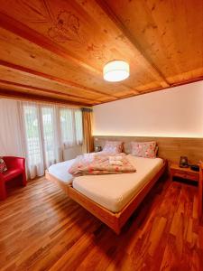 Ένα ή περισσότερα κρεβάτια σε δωμάτιο στο Hotel Wildbach Brienz