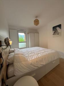 a bedroom with a large bed in a room at Appartement Samoens l'Etelley in Samoëns