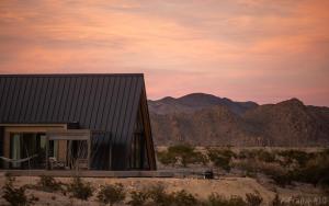 una casa nel deserto con montagne sullo sfondo di Stardust Big Bend Luxury A-Frame#10 with a fab view a Terlingua