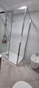 ein Badezimmer mit Glasdusche und Toilette in der Unterkunft Habitación Matrimonio cerca a la Playa de Poniente in Benidorm