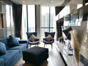 MakkasanにあるNP Elite Residencesの青いソファと椅子のあるリビングルーム
