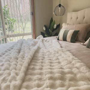 En eller flere senge i et værelse på Greenwood Cottages