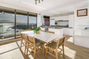 Η κουζίνα ή μικρή κουζίνα στο Beachfront Beauty in Buddina